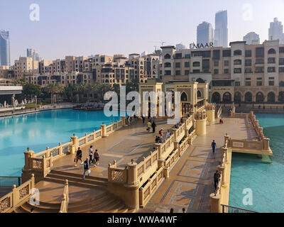 Belle vue de haut de Dubaï Mall - Souk Al Bahar et le centre commercial de Dubaï - Dubaï Fontaine et Burj Khalifa attractions touristiques Banque D'Images