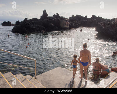 Poca das Frades, un océan naturel piscine à Velas, Sao Jorge, Açores Banque D'Images