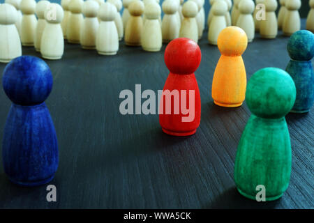 Concept d'inclusion et d'égalité. Figurines en bois avec des couleurs différentes. Banque D'Images