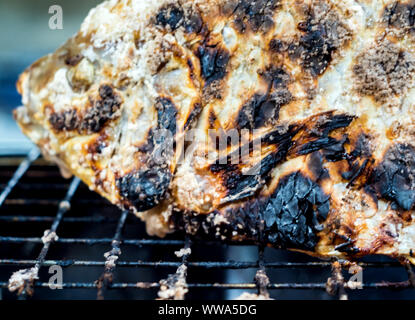 Peau de poisson grillé sur charbon de bois chaud jusqu'à ce que Black et scorched Banque D'Images