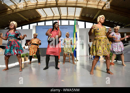 Beijing, Chine. 14Th Sep 2019. Artistes jouent durant la journée de l'événement "GABON" à l'Exposition Horticole Internationale de Beijing à Beijing, capitale de Chine, le 14 septembre 2019. L'expo a tenu sa Journée de l'événement "GABON" le samedi. Credit : Liu Xinhua/Oriental Pearl Grand Banque D'Images