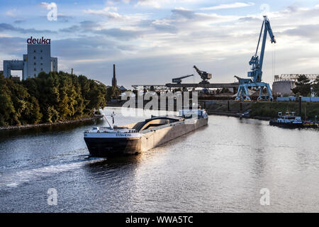 Un cargo dans le bassin du port du port industriel de Dusseldorf. Banque D'Images