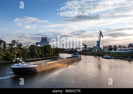 Un cargo dans le bassin du port du port industriel de Dusseldorf. Banque D'Images