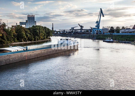 Un cargo dans le bassin du port du port industriel de Dusseldorf. Banque D'Images