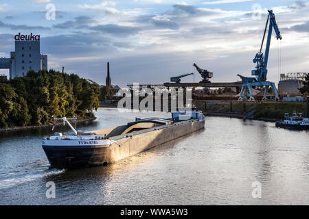 Un cargo dans le bassin du port du port industriel de Dusseldorf. Banque D'Images