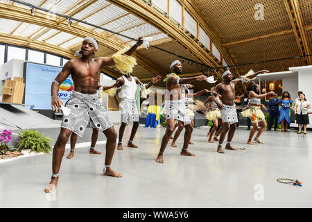 Beijing, Chine. 14Th Sep 2019. Artistes jouent durant la journée de l'événement "GABON" à l'Exposition Horticole Internationale de Beijing à Beijing, capitale de Chine, le 14 septembre 2019. L'expo a tenu sa Journée de l'événement "GABON" le samedi. Credit : Liu Xinhua/Oriental Pearl Grand Banque D'Images