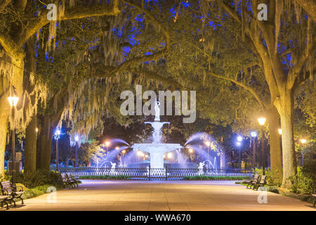 Forsyth Park, Savannah, Georgia, USA fontaine de nuit. Banque D'Images