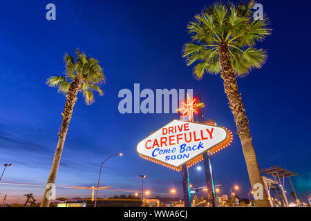 Las Vegas, Nevada, USA à l'arrière de la bienvenue à Las Vegas Sign vous rappelant de conduire avec prudence et à bientôt. Banque D'Images