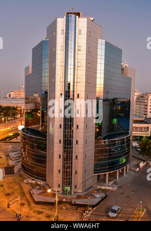 Bâtiment moderne à la façade de verre de la ville bâtiment administratif à Ploiesti, Roumanie , tourné au coucher du soleil Banque D'Images