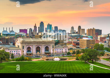 Kansas City, Missouri, États-Unis centre-ville avec la gare Union au crépuscule. Banque D'Images