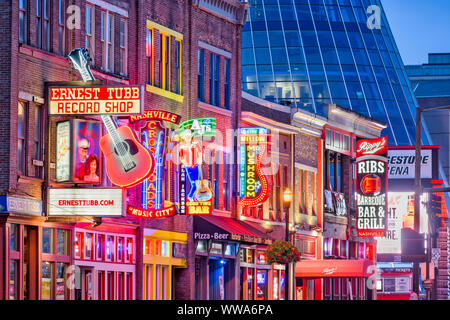 NASHVILLE, TENNESSEE - 20 août 2018 : l'honky-tonks sur Broadway. Le quartier est célèbre pour les nombreux spectacles de musique country establishme Banque D'Images