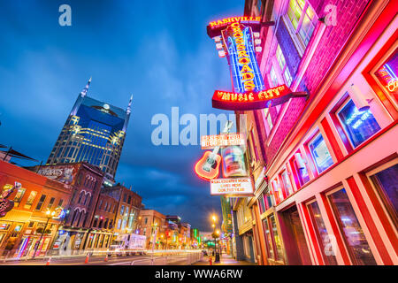 NASHVILLE, TENNESSEE - 20 août 2018 : l'honky-tonks sur Broadway. Le quartier est célèbre pour les nombreux spectacles de musique country establishme Banque D'Images