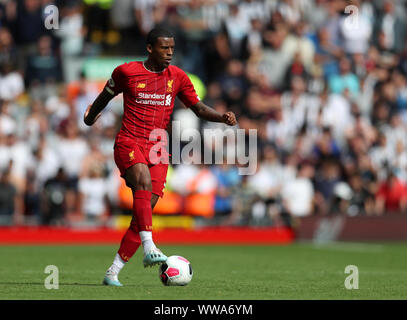 Liverpool, Merseyside, Royaume-Uni. 14Th Sep 2019.  ; Anfield, Liverpool, Merseyside, Angleterre, Premier League anglaise de football, Liverpool contre Newcastle United, Georginio Wijnaldum de Liverpool contrôle la balle avant de faire une passe - strictement usage éditorial uniquement. Pas d'utilisation non autorisée avec l'audio, vidéo, données, listes de luminaire, club ou la Ligue de logos ou services 'live'. En ligne De-match utilisation limitée à 120 images, aucune émulation. Aucune utilisation de pari, de jeux ou d'un club ou la ligue/player Crédit : publications Plus Sport Action Images/Alamy Live News Crédit : Action Plus de Sports/Alamy Live News Credit : Action Banque D'Images