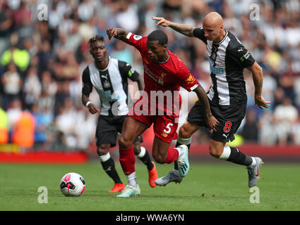 Liverpool, Merseyside, Royaume-Uni. 14Th Sep 2019.  ; Anfield, Liverpool, Merseyside, Angleterre, Premier League anglaise de football, Liverpool contre Newcastle United, Georginio Wijnaldum de Liverpool contrôle la balle sous la pression de Jonjo Shelvey de Newcastle United - strictement usage éditorial uniquement. Pas d'utilisation non autorisée avec l'audio, vidéo, données, listes de luminaire, club ou la Ligue de logos ou services 'live'. En ligne De-match utilisation limitée à 120 images, aucune émulation. Aucune utilisation de pari, de jeux ou d'un club ou la ligue/player Crédit : publications Plus Sport Action Images/Alamy Live News Crédit : Image Plus Sport Action Banque D'Images