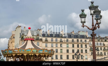 Paris, un manège place de la mairie, avec de beaux monuments dans l'arrière-plan Banque D'Images