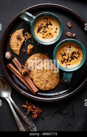 Bonjour ou bonne journée concept avec deux tasses de café mousseux servi avec des biscuits pour le petit déjeuner. Mise à plat avec l'exemplaire de l'espace pour votre texte Banque D'Images