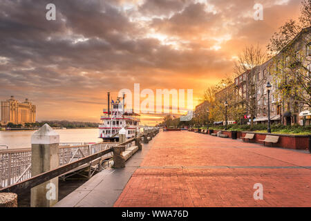 Savannah, Georgia, USA Riverfront Promenade au lever du soleil. Banque D'Images