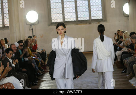 Modèles sur le podium lors de la Sharon Wauchob Printemps/Été 2020 London Fashion Week show à St Cyprien ? ? ?s'Église à Londres. Banque D'Images