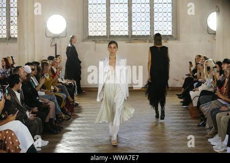 Modèles sur le podium lors de la Sharon Wauchob Printemps/Été 2020 London Fashion Week show à St Cyprien ? ? ?s'Église à Londres. Banque D'Images