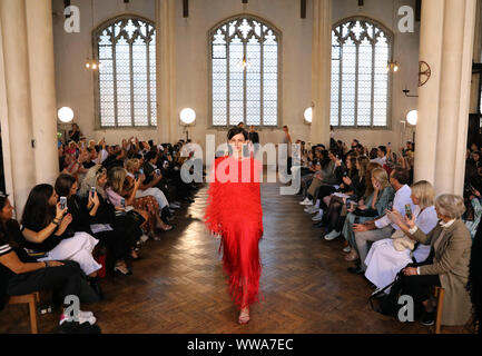 Modèles sur le podium lors de la Sharon Wauchob Printemps/Été 2020 London Fashion Week show à St Cyprien ? ? ?s'Église à Londres. Banque D'Images