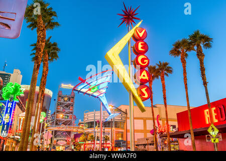 LAS VEGAS, NEVADA - 13 MAI 2019 : Fremont East District de Las Vegas à l'aube. C'est un des plus célèbres rues de la vallée de Las Vegas. Banque D'Images