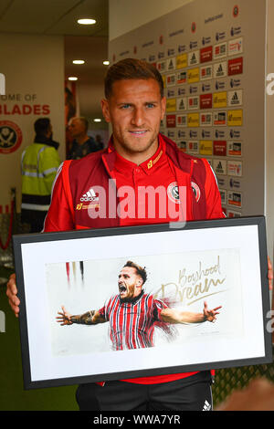 SHEFFIELD, Angleterre 14 SEPTEMBRE Billy Sharp de Sheffield United est présenté avec un tableau pendant le premier match de championnat entre Sheffield United et Southampton à Bramall Lane, Sheffield le samedi 14 septembre 2019. (Crédit : Jon Hobley | MI News) Credit : MI News & Sport /Alamy Live News Banque D'Images