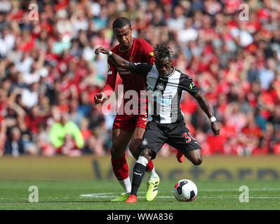 Liverpool, Merseyside, Royaume-Uni. 14Th Sep 2019.  ; Anfield, Liverpool, Merseyside, Angleterre, Premier League anglaise de football, Liverpool contre Newcastle United ; Joel Matip de Liverpool et Christian Atsu de Newcastle United en concurrence pour le bal - strictement usage éditorial uniquement. Pas d'utilisation non autorisée avec l'audio, vidéo, données, listes de luminaire, club ou la Ligue de logos ou services 'live'. En ligne De-match utilisation limitée à 120 images, aucune émulation. Aucune utilisation de pari, de jeux ou d'un club ou la ligue/player Crédit : publications Plus Sport Action Images/Alamy Live News Crédit : Action Plus de Sports/Alamy Live News Cre Banque D'Images