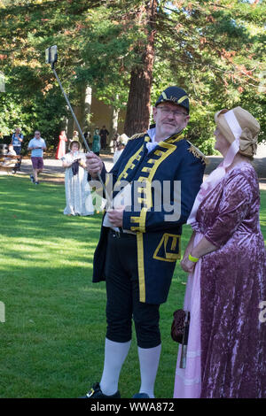 Bath, Somerset, Royaume-Uni. 14 septembre 2019. Selfy une Régence. Les amateurs de Jane Austen dans la région de Regency costume faire une procession à travers la ville. Le festival annuel attire les amateurs de Austen de partout dans le monde, le cortège d'environ 500 personnes en costume est le début d'une semaine d'Austen inspiré d'événements. Cette année, la procession commence à Sydney Gardens fait une boucle à travers la ville en passant de nombreux endroits Austen aurait été au courant, se terminant dans la Parade des jardins. Crédit : Mr Standfast / Alamy Live News Banque D'Images