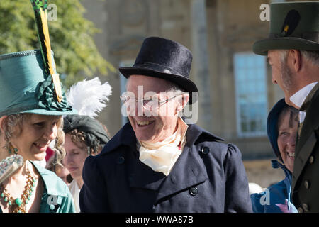 Bath, Somerset, Royaume-Uni. 14 septembre 2019. Les amateurs de Jane Austen dans la région de Regency costume faire une procession à travers la ville. Le festival annuel attire les amateurs de Austen de partout dans le monde, le cortège d'environ 500 personnes en costume est le début d'une semaine d'Austen inspiré d'événements. Cette année, la procession commence à Sydney Gardens fait une boucle à travers la ville en passant de nombreux endroits Austen aurait été au courant, se terminant dans la Parade des jardins. Crédit : Mr Standfast / Alamy Live News Banque D'Images