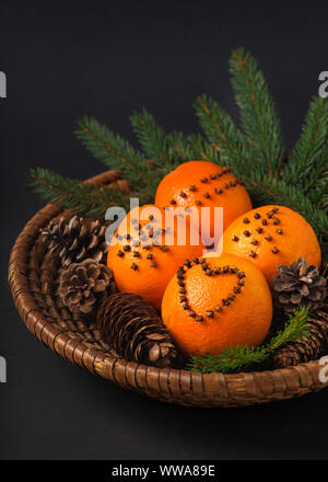 Décoration de Noël fait maison avec des oranges aromatiques de girofle. Focus sélectif. Banque D'Images