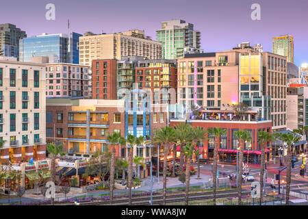 San Diego, Californie paysage urbain au Gaslamp au crépuscule. Banque D'Images