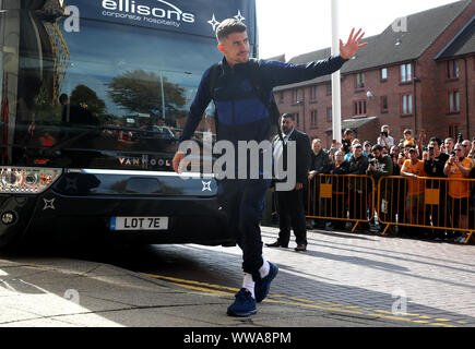 Chelsea's Jorginho vagues pour les fans d'avance du match, avant le premier match de championnat à Molineux, Wolverhampton. Banque D'Images