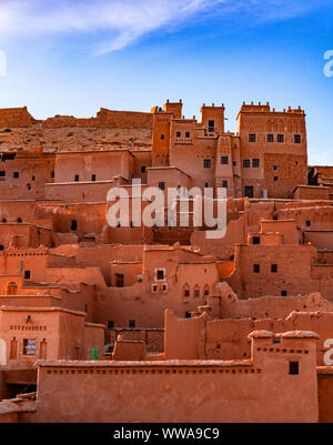 La ville fortifiée de Ait Ben Haddou près de Ouarzazate sur le bord du désert du sahara et l'Atlas au Maroc Banque D'Images