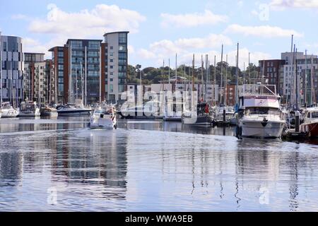 Ipswich, Suffolk, UK - 14 septembre 2019 : un bateau à moteur a la sortie de la marina. Banque D'Images