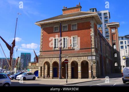 Ipswich, Suffolk, Royaume-Uni - 14 septembre 2019: La vieille maison des douanes sur le front de mer. Banque D'Images