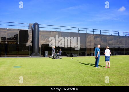 Ipswich, Suffolk, UK - 14 septembre 2019 : à l'extérieur dans le jardin sur le toit de la Norman Foster conçu Édifice Willis. Journées portes ouvertes du patrimoine. Banque D'Images