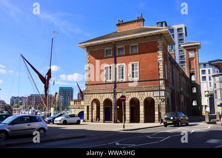 Ipswich, Suffolk, UK - 14 septembre 2019 : l'ancien Custom House sur le bord de l'eau. Banque D'Images