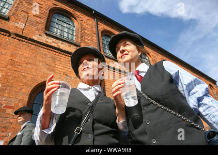 Birmingham, UK. 14Th Sep 2019. Les visiteurs du Festival arrive Œillères légitimes pointu dans le style. Le coup de théâtre de BBC TV - qui est situé dans la ville des Midlands et est basée sur la culture des gangs au début du vingtième siècle - est célébré avec de la musique et des événements avec syndicat habillés dans le style vêtements portés par les acteurs. Crédit : Peter Lopeman/Alamy Live News Banque D'Images