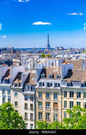 Paris, bâtiments typiques et des toits dans le Marais, vue aérienne du Centre Pompidou, avec la Tour Eiffel en arrière-plan Banque D'Images