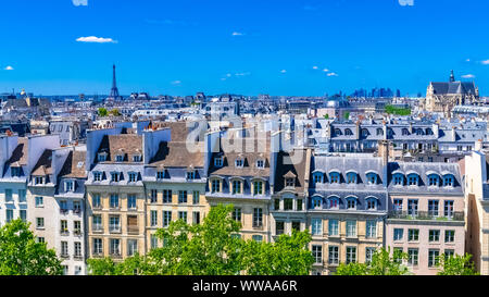 Paris, bâtiments typiques et des toits dans le Marais, vue aérienne du Centre Pompidou, avec la Tour Eiffel en arrière-plan Banque D'Images