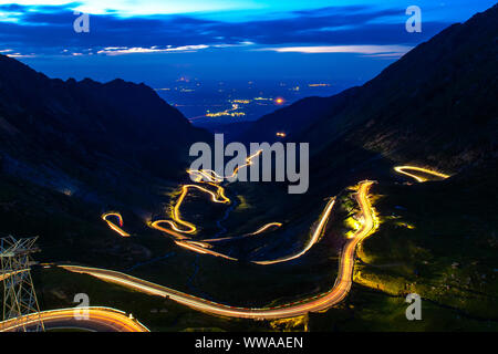 Sur les sentiers du trafic de nuit. col Transfagarasan Traversant montagnes des Carpates en Roumanie, Transfagarasan est un des plus spectaculaires les routes de montagne Banque D'Images