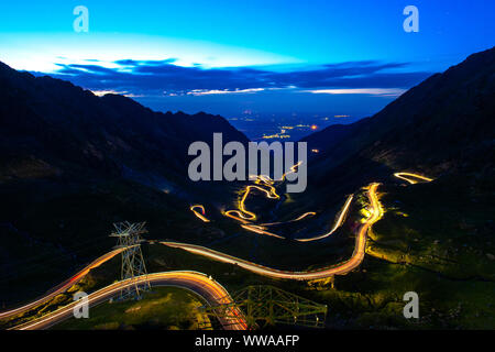 Sur les sentiers du trafic de nuit. col Transfagarasan Traversant montagnes des Carpates en Roumanie, Transfagarasan est un des plus spectaculaires les routes de montagne Banque D'Images