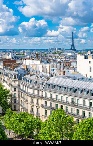 Paris, bâtiments typiques et des toits dans le Marais, vue aérienne du Centre Pompidou, avec la Tour Eiffel en arrière-plan Banque D'Images