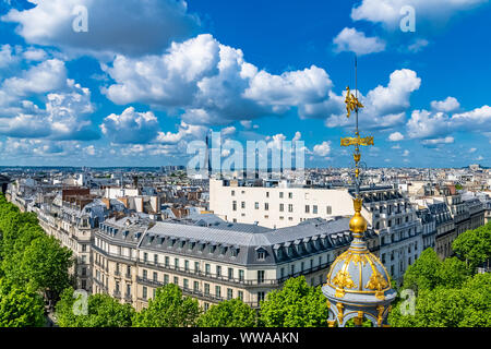 Paris, bâtiments typiques et des toits dans le Marais, vue aérienne du Centre Pompidou, avec la Tour Eiffel en arrière-plan Banque D'Images