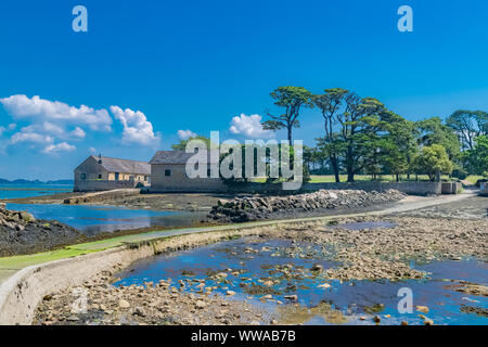 L'île de Berder, en Bretagne, dans le golfe du Morbihan, chemin couvert par la mer à marée montante Banque D'Images