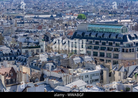 Paris, vue sur les toits typiques de la capitale française, les bâtiments anciens et modernes Banque D'Images