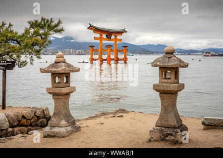 Grand Torii Orange, ou l'île de Miyajima Itsukushima, Hroshima, au Japon. Banque D'Images