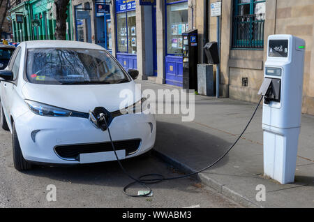 Voiture électrique Renault ZOE être rechargés sur le bord de la route, Dundee, Ecosse, Royaume-Uni Banque D'Images