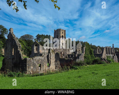 Beau ciel d'été sur les ruines de l'abbaye de Fountains, North Yorkshire, Angleterre Banque D'Images