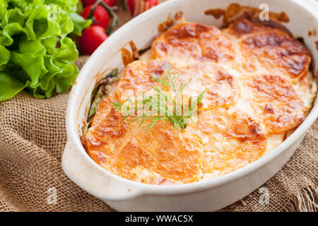 Cassolette de gratin ou en bonne santé avec les patates douces, les épinards, les oeufs et le fromage feta Banque D'Images